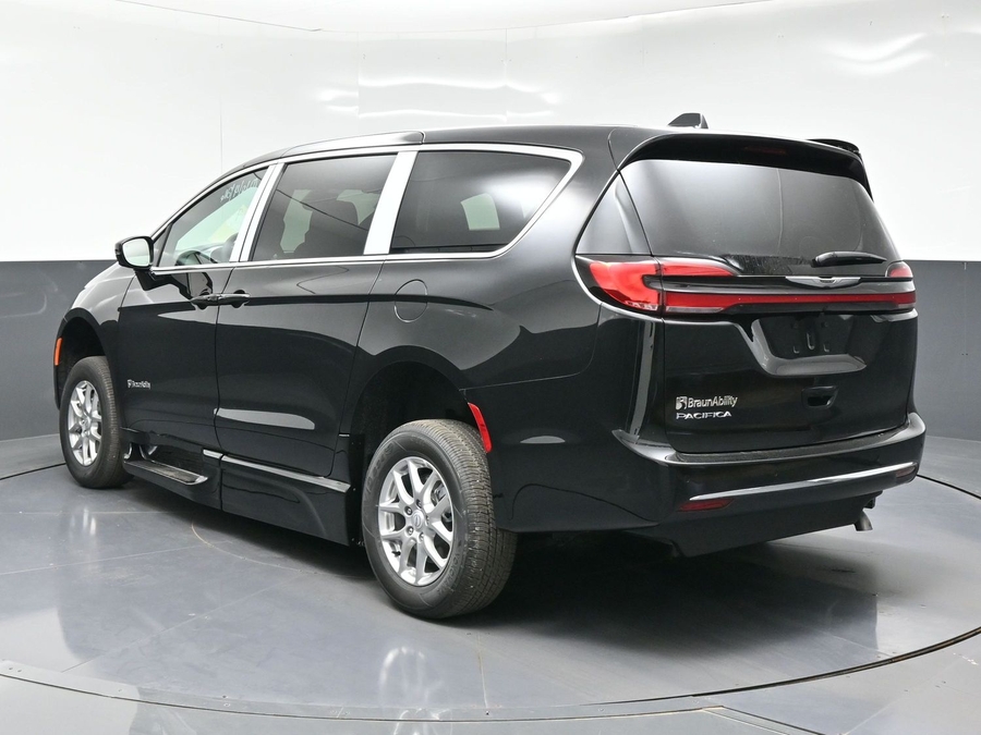 Black Chrysler Pacifica image number 4