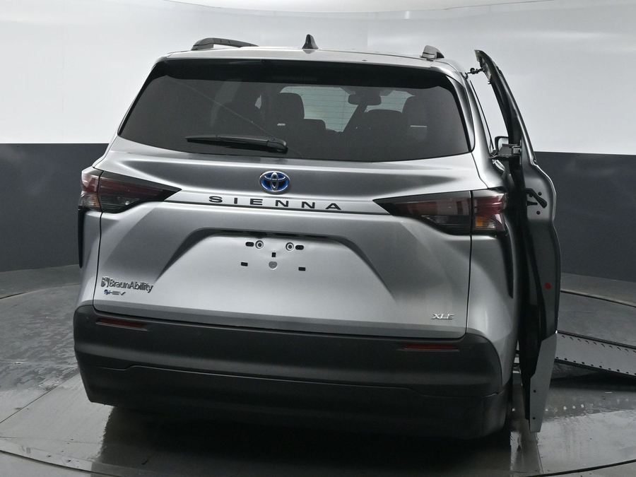 New 2025 Toyota Sienna Hybrid XLE Plus - BraunAbility Side Entry Entry In Floor Automatic Ramp