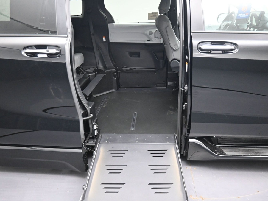 New 2026 Toyota Sienna Hybrid XLE Base - BraunAbility Side Entry Fold Out Automatic Ramp