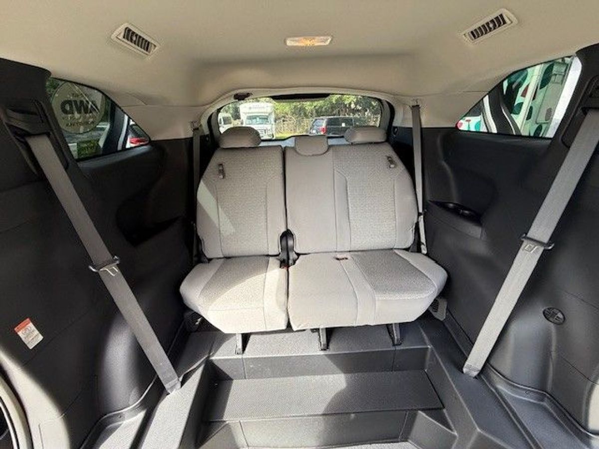 White Toyota Sienna image number 13