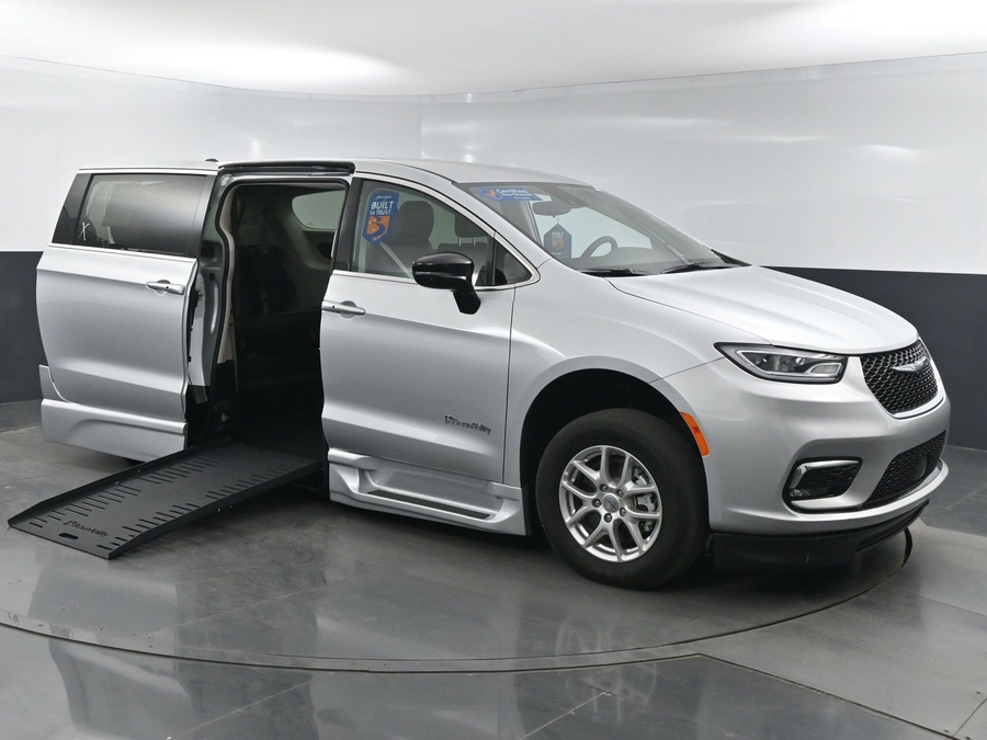 Used 2024 Chrysler Pacifica Touring L - BraunAbility Side Entry Entry Fold Out Automatic Ramp