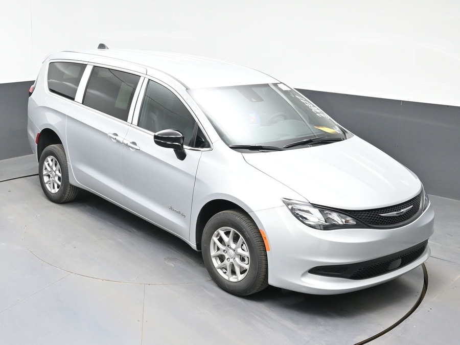 Silver Chrysler Voyager image number 9