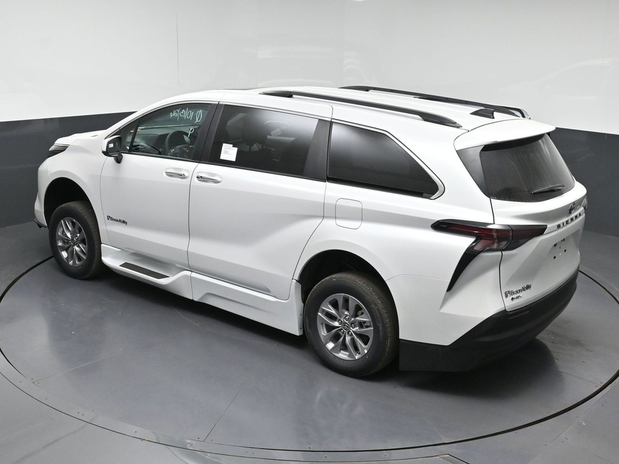 New 2026 Toyota Sienna Hybrid XLE Base - BraunAbility Side Entry Fold Out Automatic Ramp