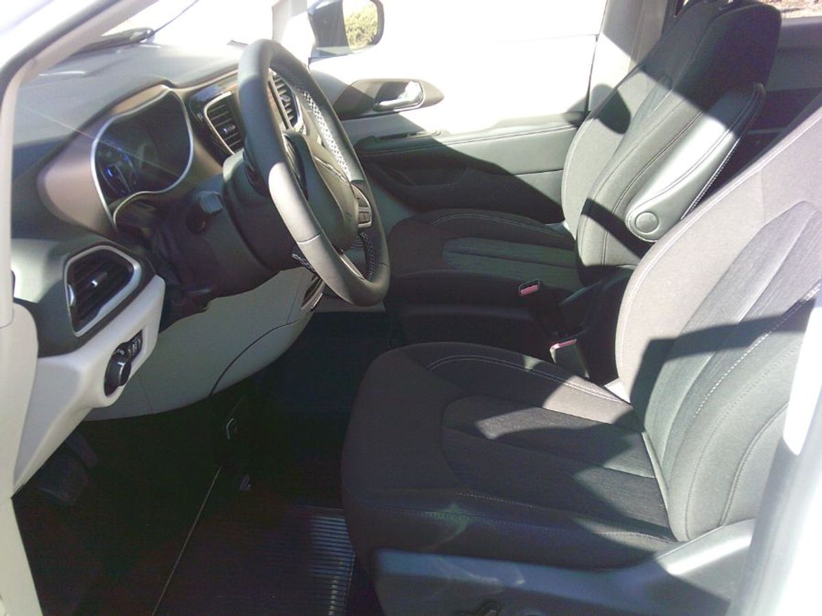 2024 CHRYSLER VOYAGER - Image 15