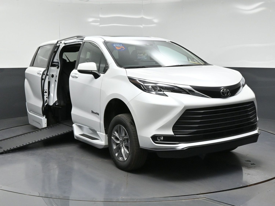 New 2026 Toyota Sienna Hybrid XLE Add - BraunAbility Side Entry In Floor Automatic Ramp
