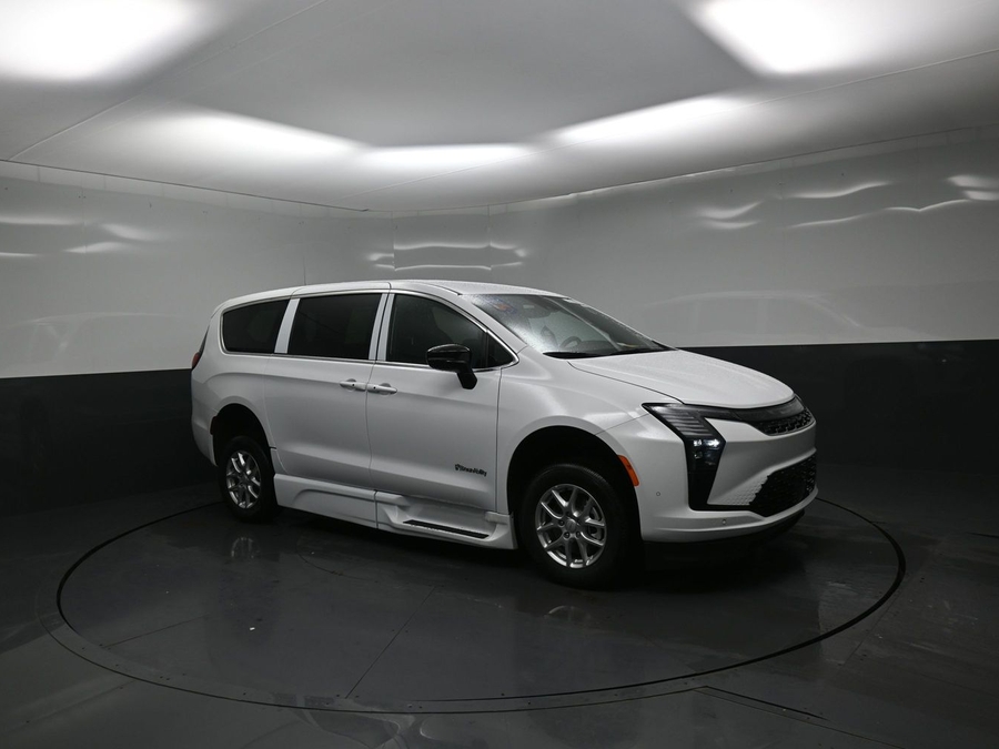White Chrysler Pacifica image number 21