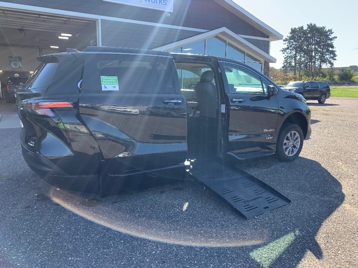 2021 Toyota Sienna XLE's photo