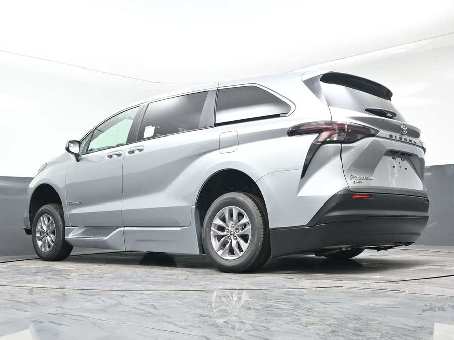 New 2025 Toyota Sienna Hybrid XLE Base - BraunAbility Side Entry Entry Fold Out Automatic Ramp