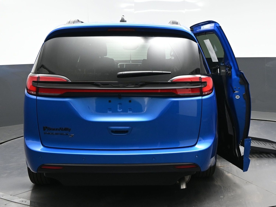New 2027 Chrysler Pacifica Select Sport - BraunAbility Side Entry Fold Out Automatic Ramp