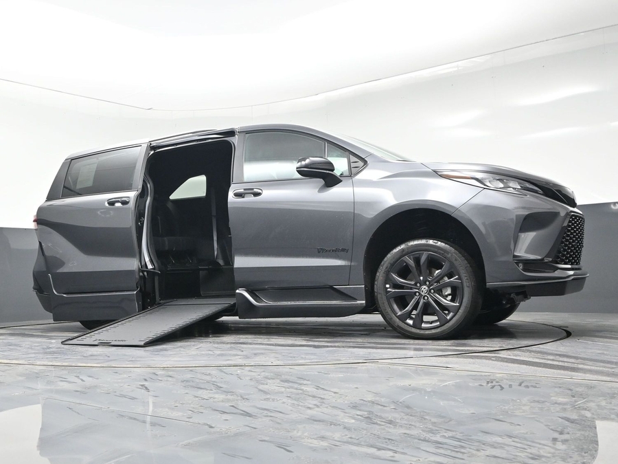 New 2025 Toyota Sienna Hybrid XSE Sport - BraunAbility Side Entry Entry In Floor Automatic Ramp
