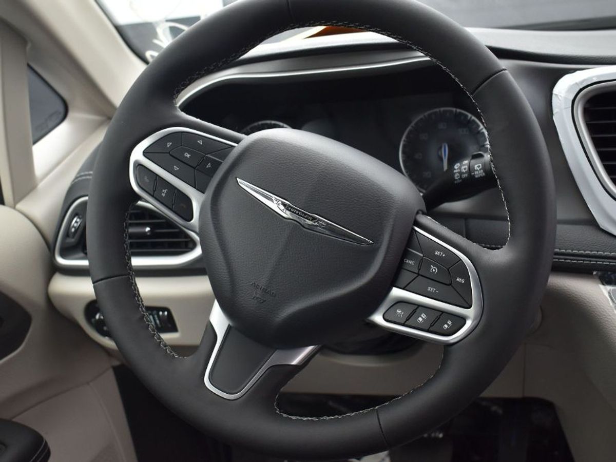 Silver Chrysler Pacifica image number 5