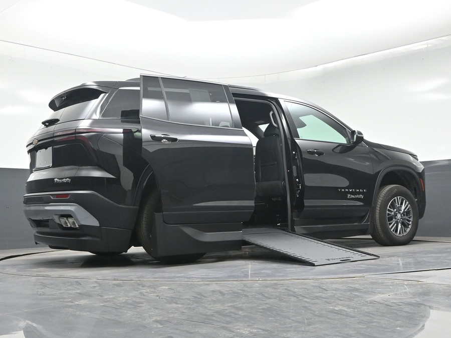 New 2026 Chevrolet Traverse 1LT - BraunAbility Side Entry In Floor Automatic Ramp