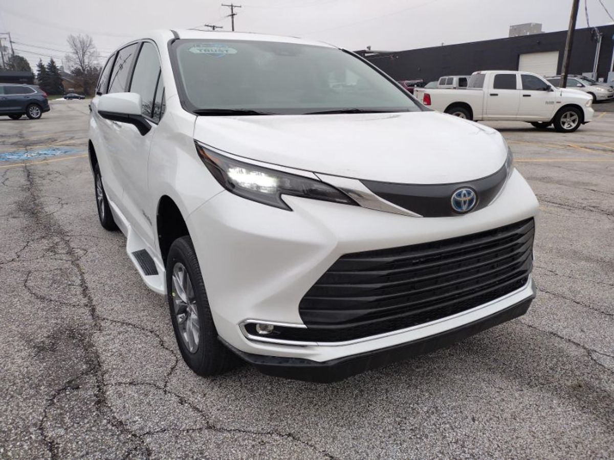 White Toyota Sienna image number 10