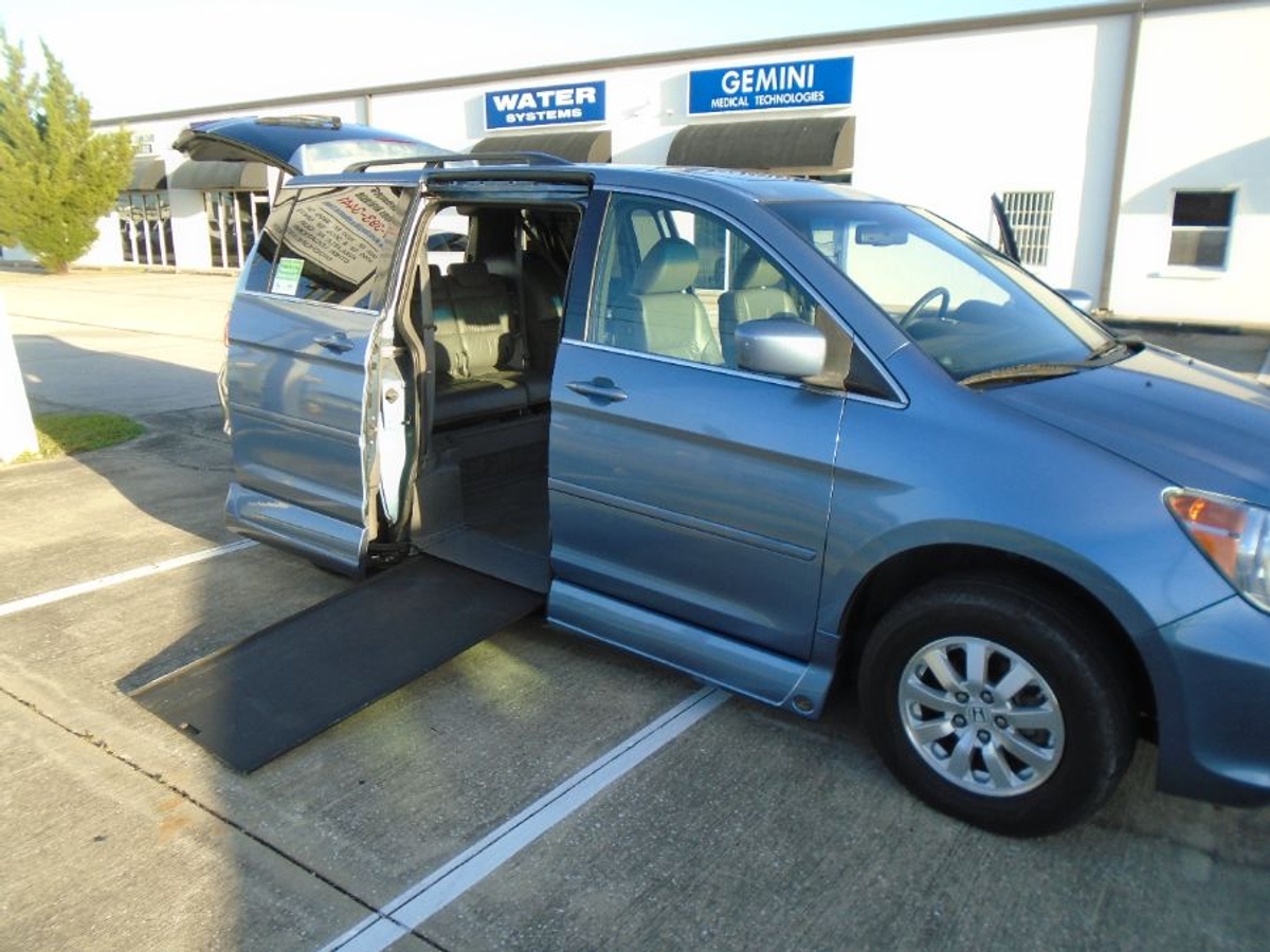 Blue Honda Odyssey image number 7