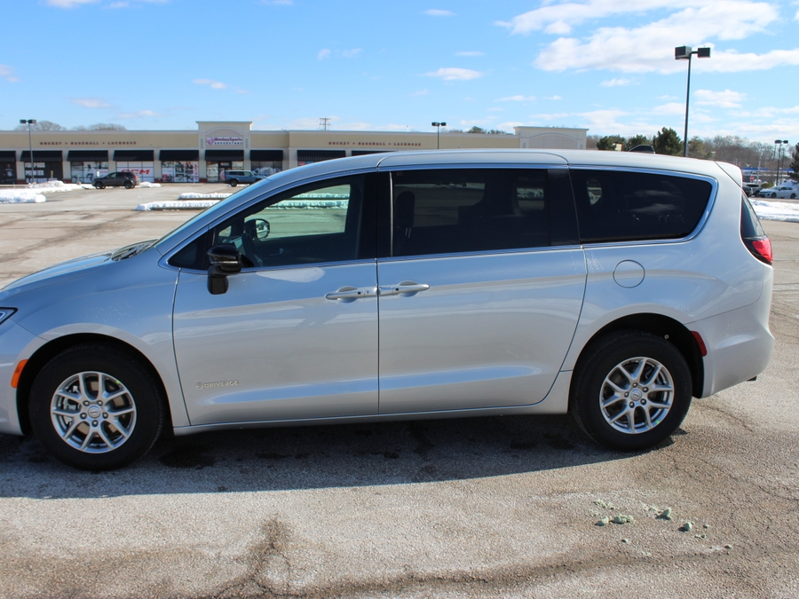 Silver Chrysler Pacifica image number 1