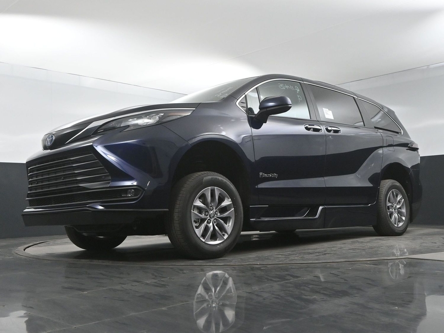 New 2025 Toyota Sienna Hybrid XLE Plus - BraunAbility Side Entry Entry In Floor Automatic Ramp