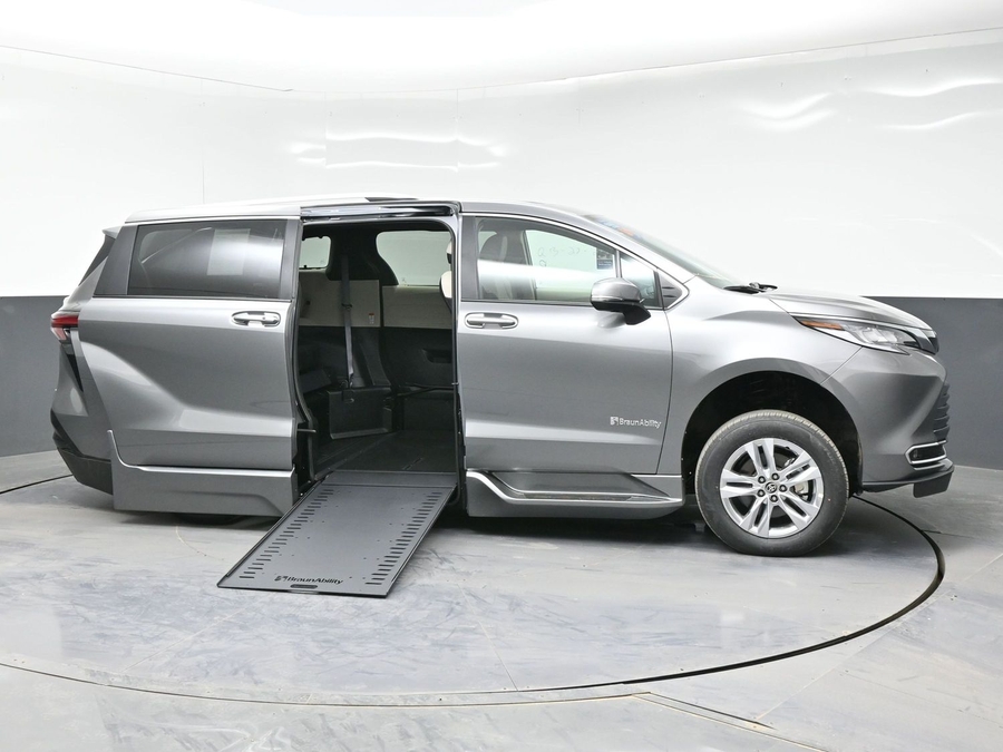 New 2026 Toyota Sienna Hybrid Limited - BraunAbility Side Entry Entry In Floor Automatic Ramp