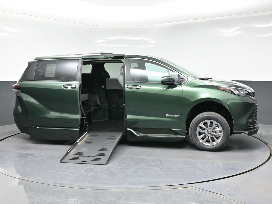 New 2026 Toyota Sienna Hybrid XLE Base - BraunAbility Side Entry Fold Out Automatic Ramp