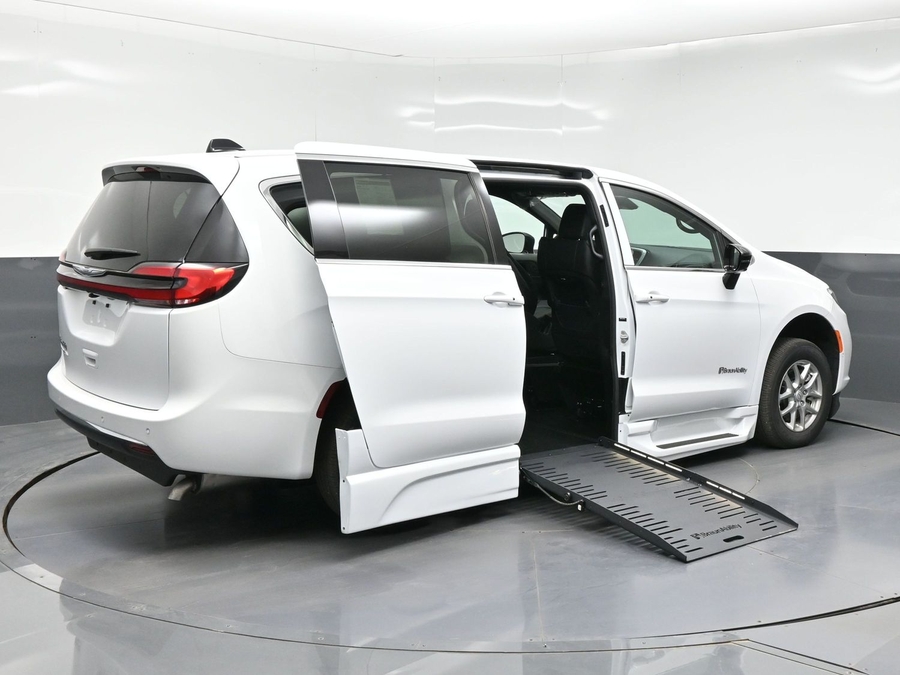 New 2026 Chrysler Pacifica Select Safety - BraunAbility Side Entry Entry Fold Out Automatic Ramp