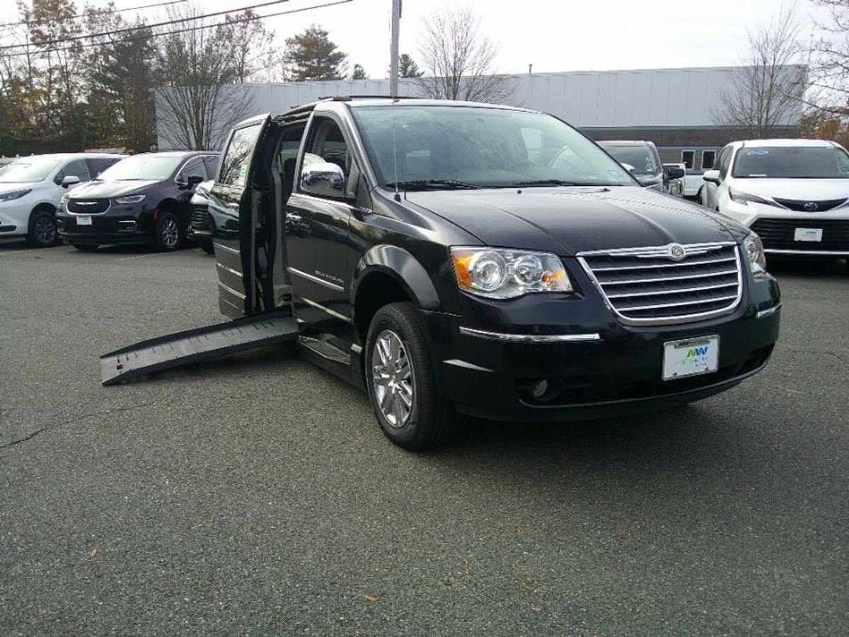 2010 Chrysler Town & Country Limited's photo