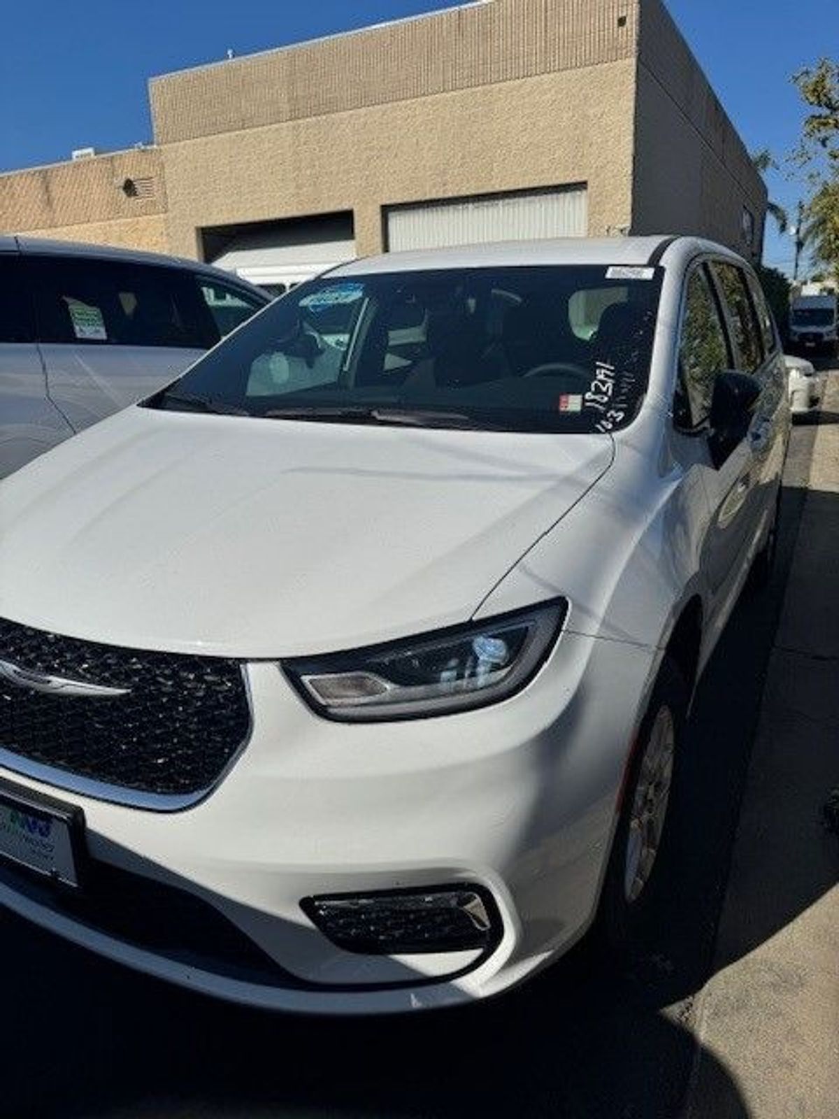 White Chrysler Voyager image number 1