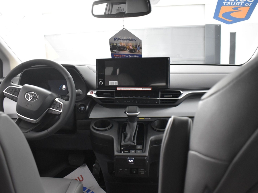 New 2025 Toyota Sienna Hybrid XLE Base - BraunAbility Side Entry Entry Fold Out Automatic Ramp