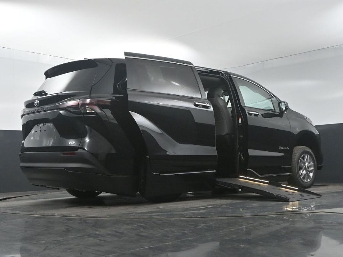 Black Toyota Sienna image number 20