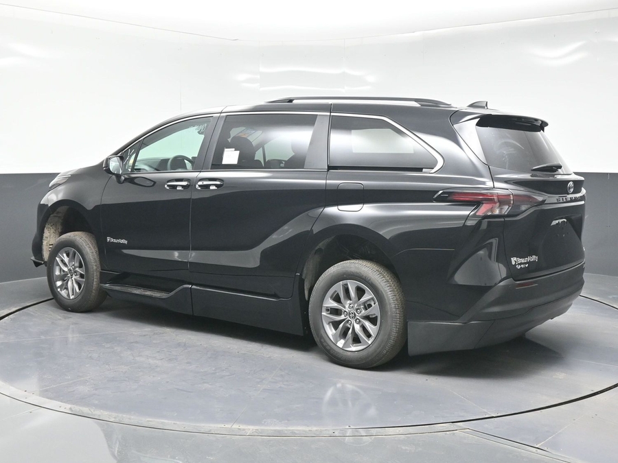 Black Toyota Sienna image number 7