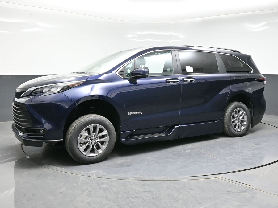 New 2026 Toyota Sienna Hybrid XLE Add - BraunAbility Side Entry Entry In Floor Automatic Ramp