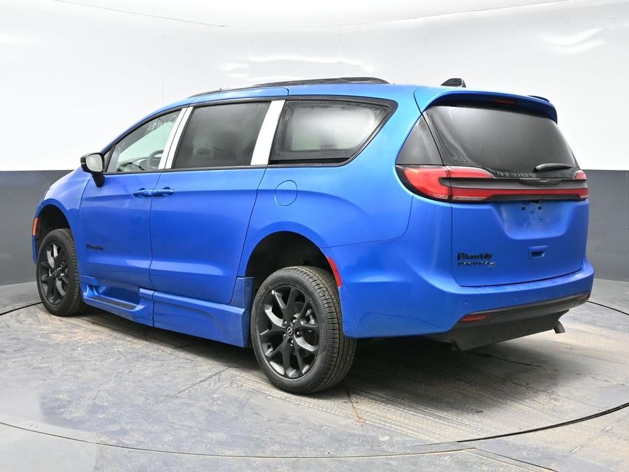 New 2026 Chrysler Pacifica Select Sport - BraunAbility Side Entry Entry In Floor Automatic Ramp
