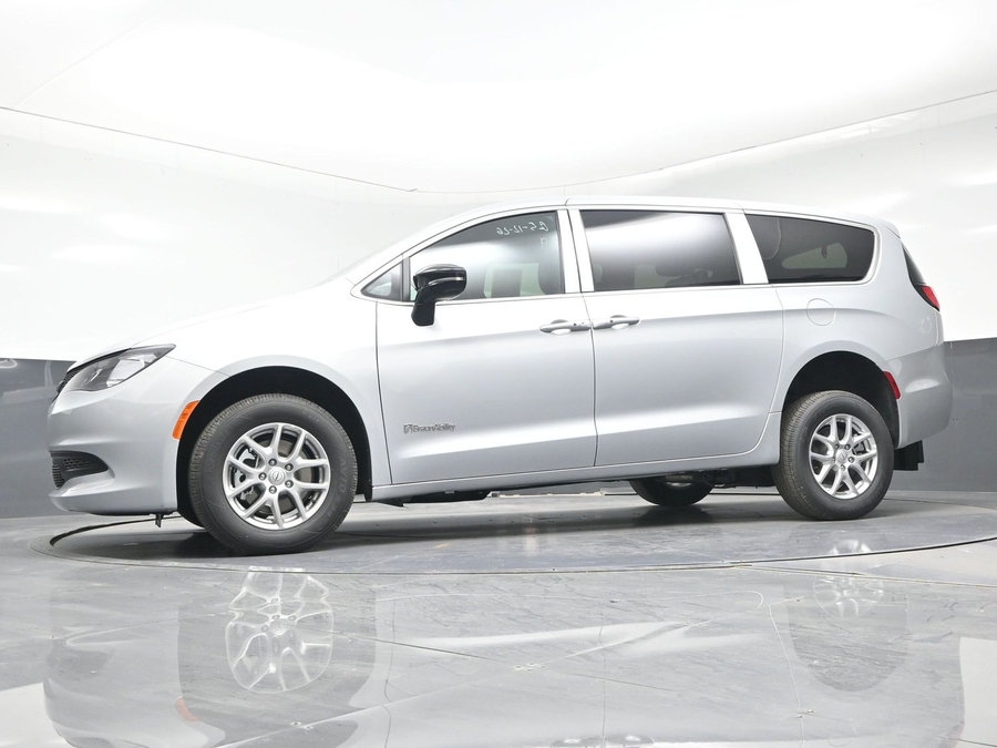 Silver Chrysler Voyager image number 18
