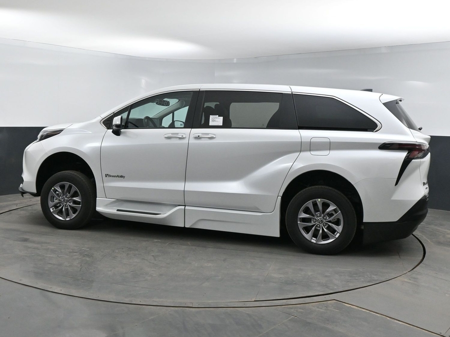 New 2025 Toyota Sienna Hybrid XLE Base - BraunAbility Side Entry Entry Fold Out Automatic Ramp