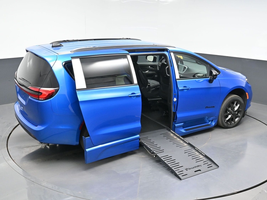 New 2026 Chrysler Pacifica Select Sport - BraunAbility Side Entry Entry Fold Out Automatic Ramp