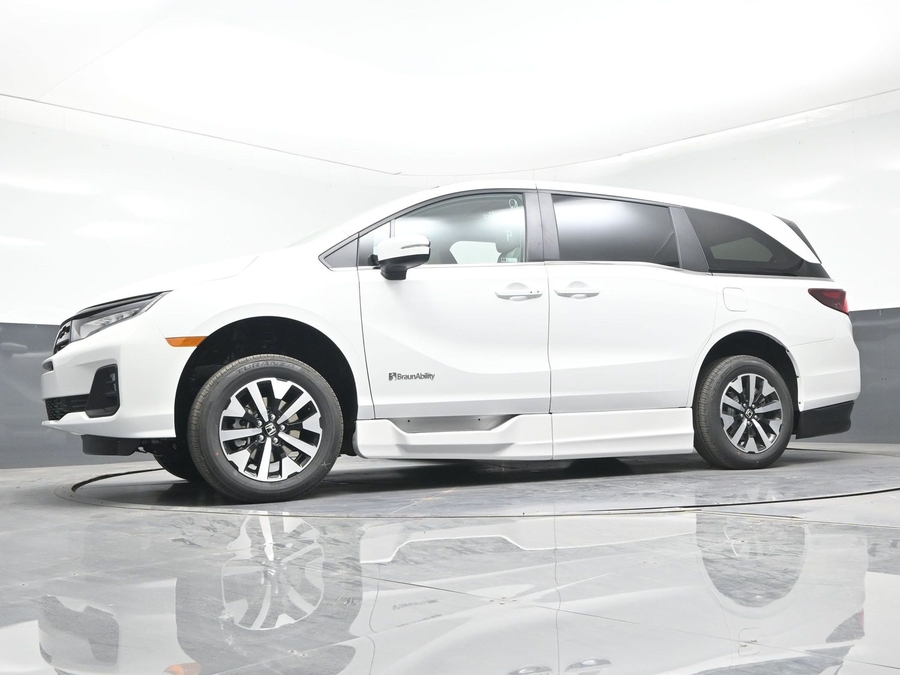 White Honda Odyssey image number 12