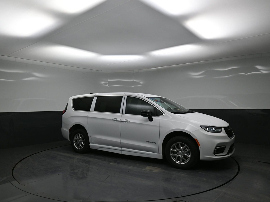 White Chrysler Pacifica image number 17