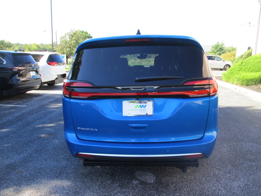 Blue Chrysler Pacifica image number 15