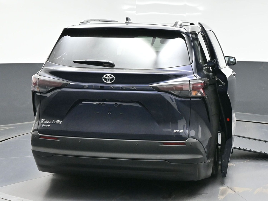 Blue Toyota Sienna image number 3