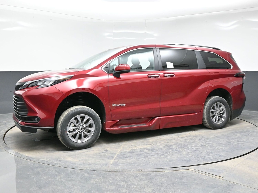 New 2026 Toyota Sienna Hybrid XLE Base - BraunAbility Side Entry Fold Out Automatic Ramp
