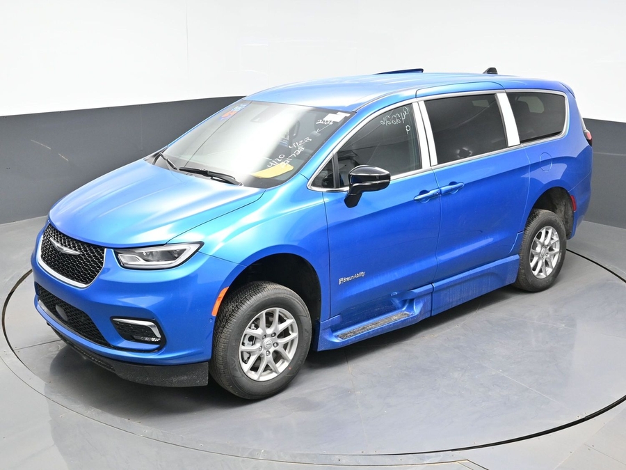 Blue Chrysler Pacifica image number 20