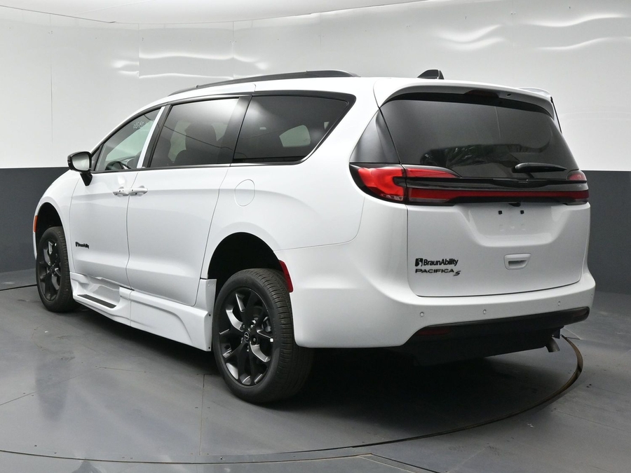 White Chrysler Pacifica image number 4