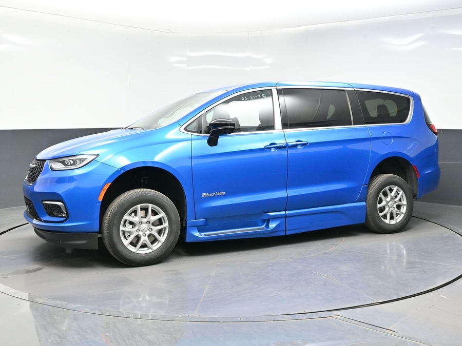 Blue Chrysler Pacifica image number 9