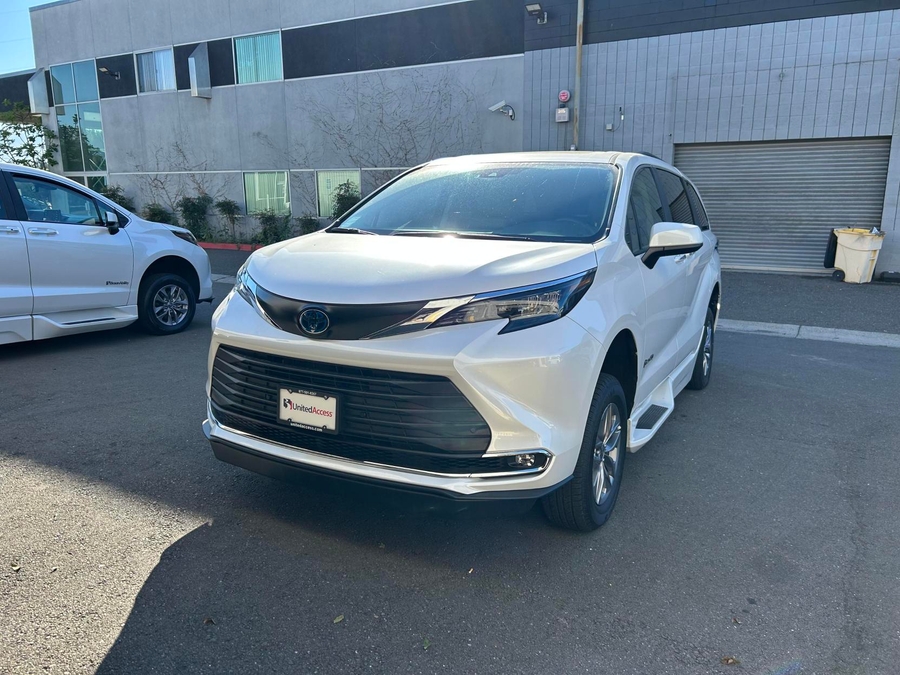 Used 2024 Toyota Sienna Hybrid XLE Plus - BraunAbility Side Entry Entry Fold Out Automatic Ramp