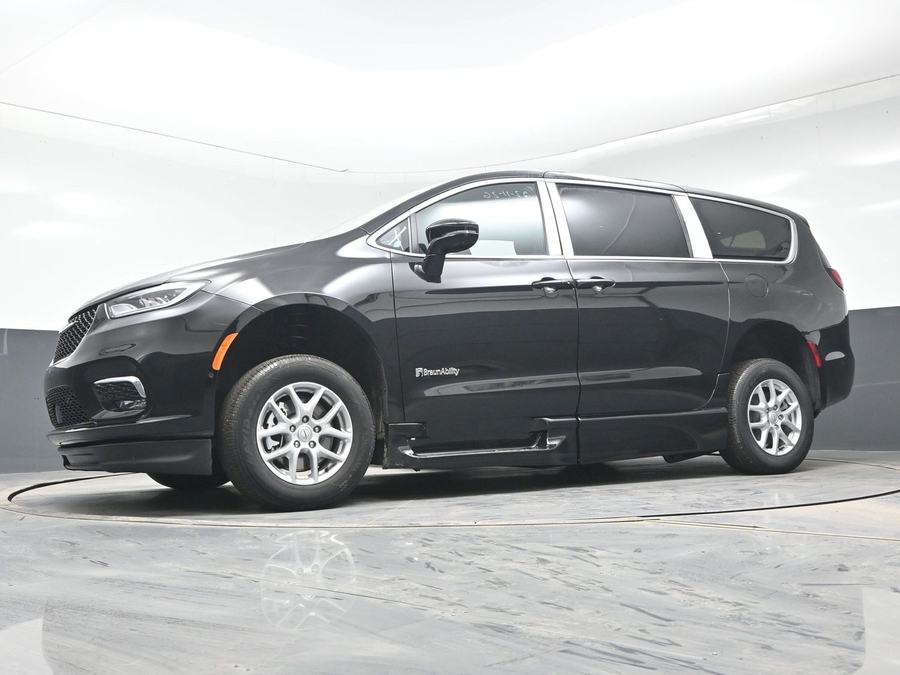 Black Chrysler Pacifica image number 19