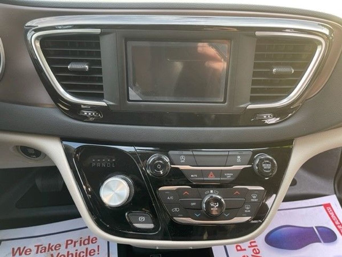 White Chrysler Voyager image number 16