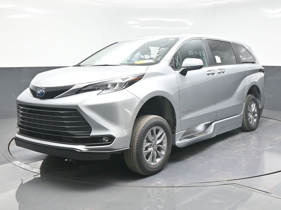 New 2025 Toyota Sienna Hybrid XLE Base - BraunAbility Side Entry Entry Fold Out Automatic Ramp