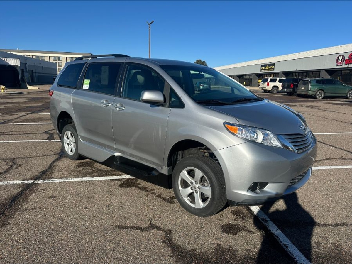 Silver Toyota Sienna image number 20