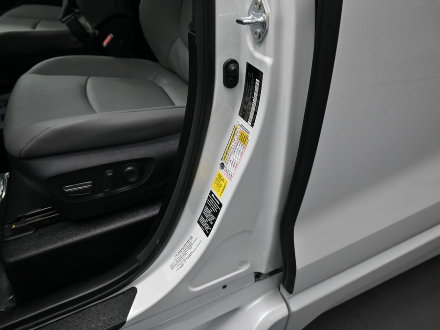 White Toyota Sienna image number 13