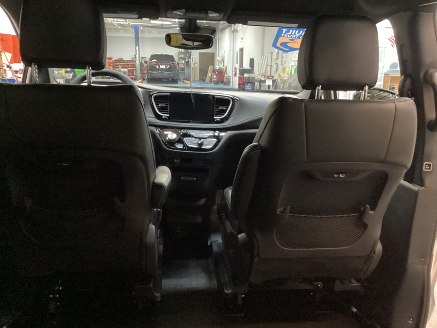 White Chrysler Pacifica image number 6