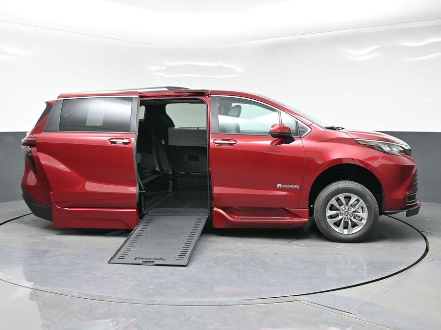 Red Toyota Sienna image number 7