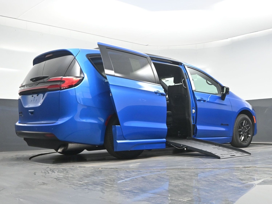 New 2027 Chrysler Pacifica Select Sport - BraunAbility Side Entry Fold Out Automatic Ramp